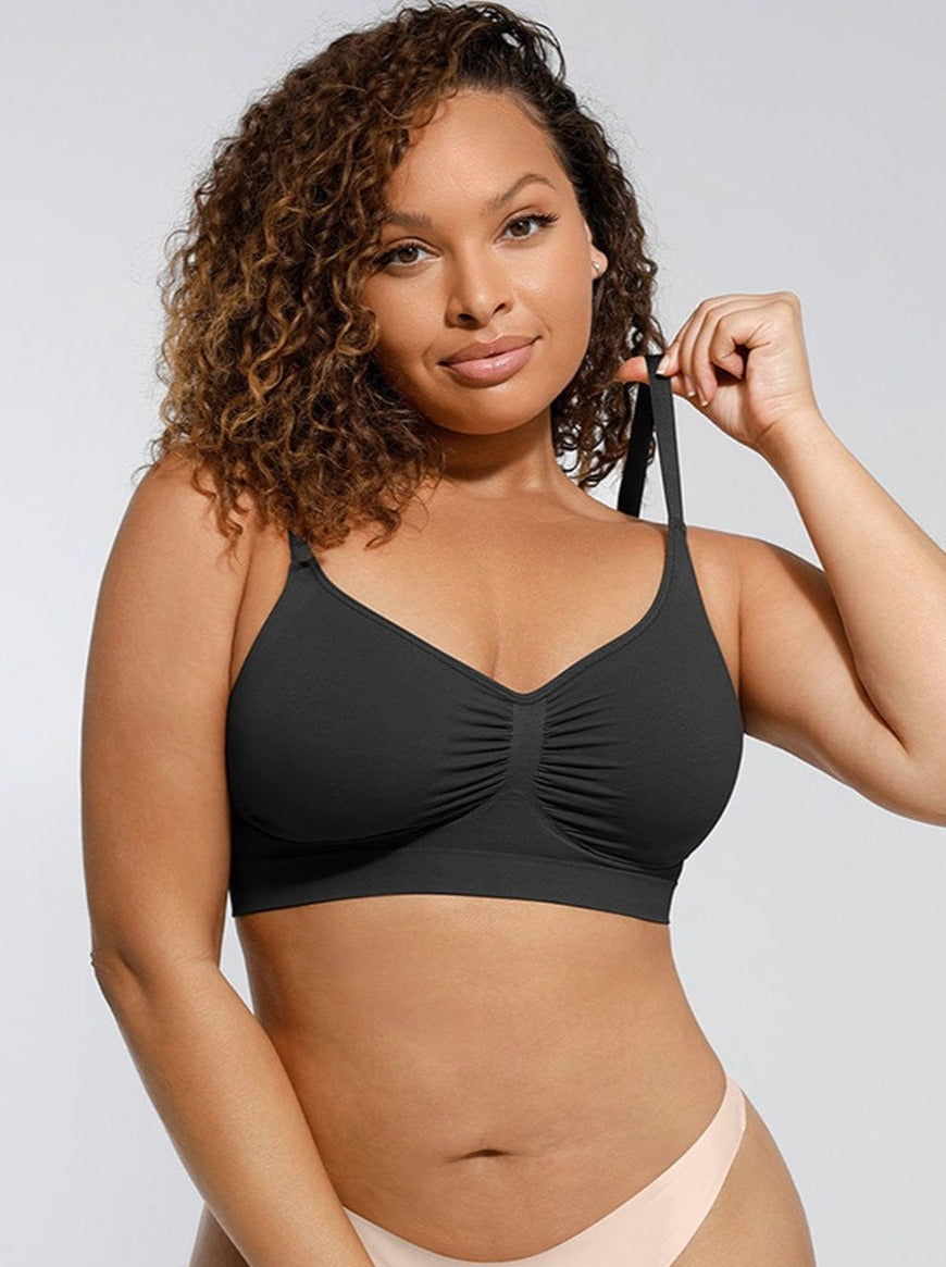 Vrouw in zwarte shaping beha