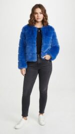 Kort gelaagd imitatiebont jasje voor dames - detalle
