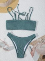 Groene bikini plat met bandjes.