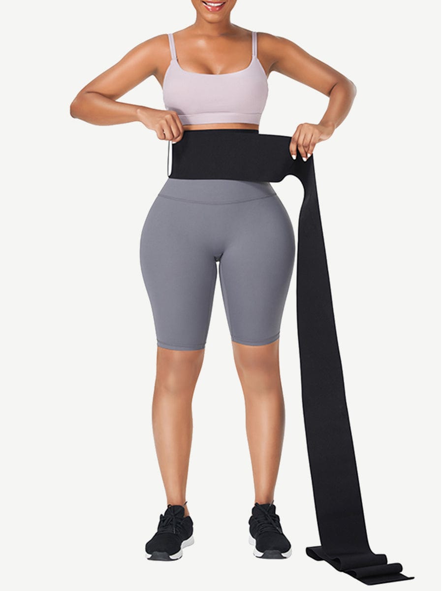black-main Vrouw wikkelt een lange zwarte latex buikband om haar taille, vooraanzicht.