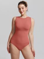 Vrouw in mineraalrode bodysuit.