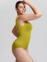 Zijaanzicht gazongroene bodysuit.