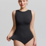 Vrouw in zwarte bodysuit met ronde hals.