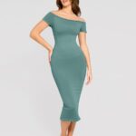 Vrouw in lichtgroene off-shoulder jurk.