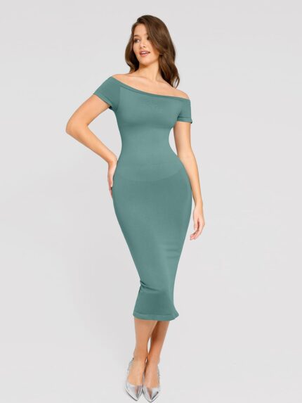 Vrouw in lichtgroene off-shoulder jurk.