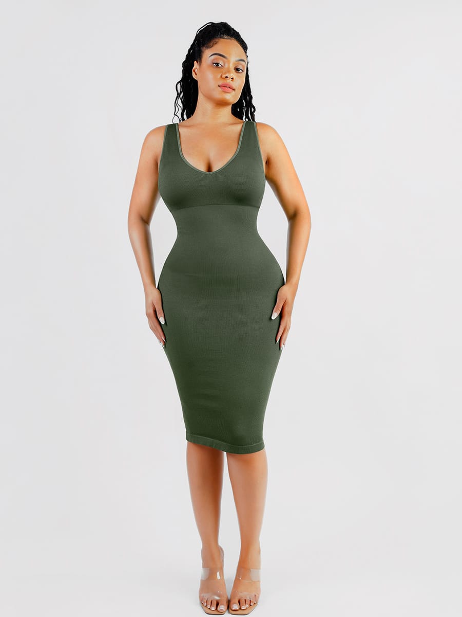 dress5-groen Vrouw in donkergroene jurk met diepe V-hals.
