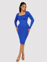 Vrouw in blauwe bodycon midi jurk.