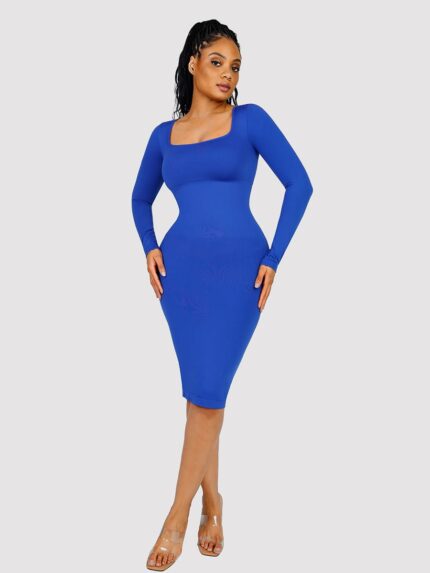 Vrouw in blauwe bodycon midi jurk.