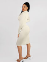 Vrouw in witte retro jurk met split.