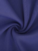 Blauwe flared broek op model