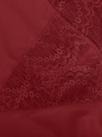 Detail kanten beenopening donkerrood met geschulpte rand.