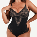 Vrouw in zwarte kanten string body met blote rug, vooraanzicht.