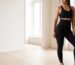 Vrouw in zwarte shaping legging en sporttop, hoofd banner.