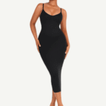 Vrouw in zwarte shaper jurk met V-hals.