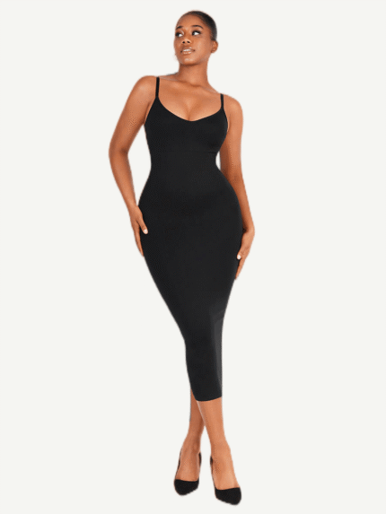 Vrouw in zwarte shaper jurk met V-hals.