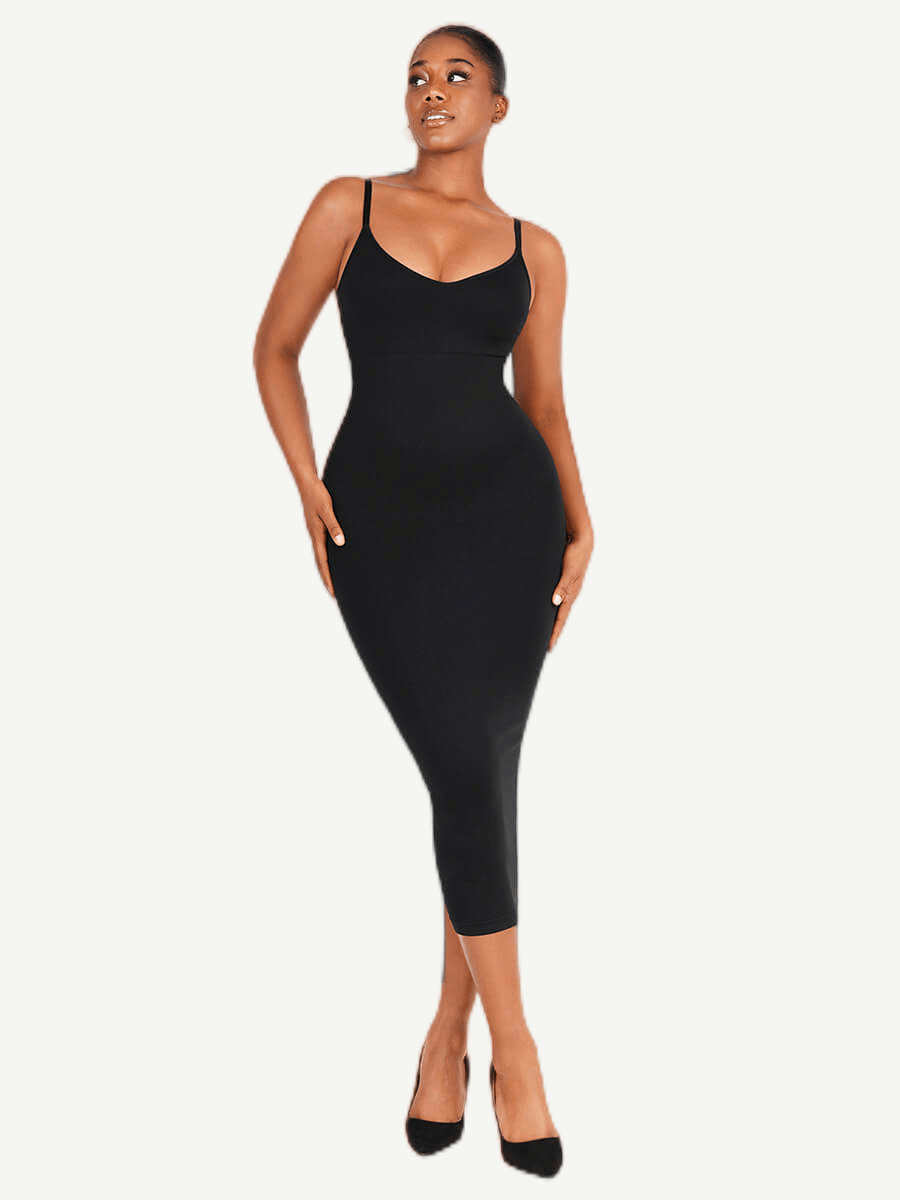 maxidress-zwart Vrouw in zwarte shaper jurk met V-hals.