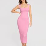 Vrouw in roze jurk met vierkante hals.
