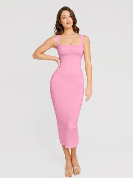 Vrouw in roze jurk met vierkante hals.