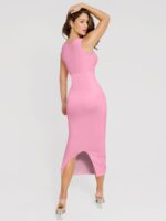 Achteraanzicht roze jurk met split.