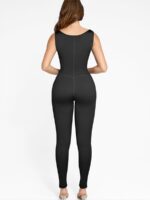 Achteraanzicht zwarte sport sauna jumpsuit, lange benen.