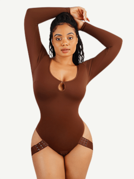 Vrouw in donkerbruine shaping bodysuit met haakbandjes.