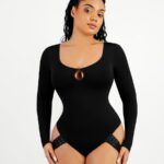 Vrouw in zwarte scoop neck string bodysuit met druppel, vooraanzicht.