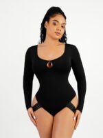 Vrouw in zwarte scoop neck string bodysuit met druppel, vooraanzicht.