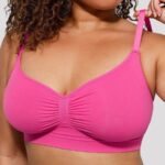 Vrouw in hot roze naadloze shaping beha met bandje in hand.