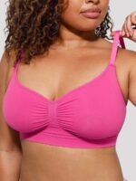 Vrouw in hot roze naadloze shaping beha met bandje in hand.
