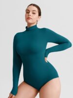 Vrouw in koralen drukknoop bodysuit.