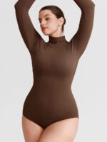 Vrouw in moka tweedehuids bodysuit.