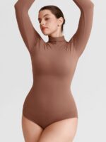 Vrouw in nude zachte bodysuit.