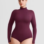 Vrouw in pruimen col bodysuit.