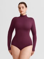 Vrouw in pruimen col bodysuit.