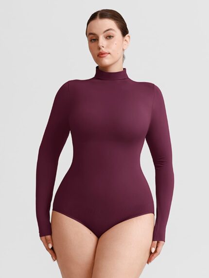 Vrouw in pruimen col bodysuit.