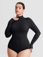 Vrouw in zwarte col bodysuit.