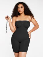 Vrouw in zwarte strapless butt-lifting bodysuit met bandje in hand, vooraanzicht.