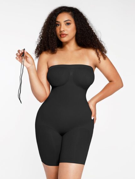 Vrouw in zwarte strapless butt-lifting bodysuit met bandje in hand, vooraanzicht.