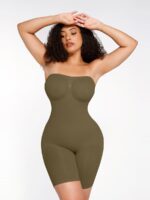 Vrouw in olijfgroene strapless dij bodysuit.
