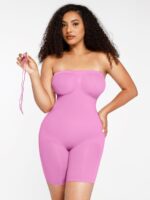 Vrouw in snoep roze strapless butt lifter.
