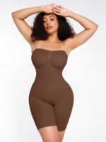 Vrouw in donkerbruine strapless bodysuit.