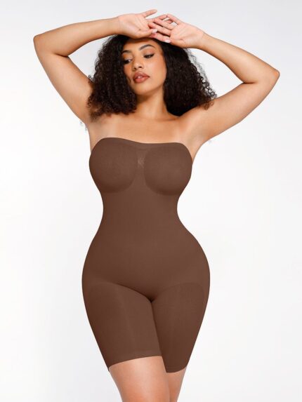 Vrouw in donkerbruine strapless bodysuit.