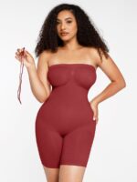 Vrouw in donkerrode shapewear.