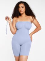 Vrouw in lichtblauwe strapless bodysuit.