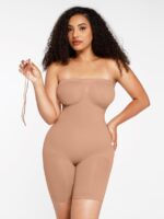Vrouw in macaron beige buikcorrigerend pak.