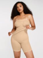 Vrouw in huidskleur naadloze bodysuit.
