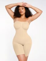 Vrouw in zacht nude butt lifter shapewear.