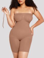 Vrouw in warm nude naadloze dij shaper.