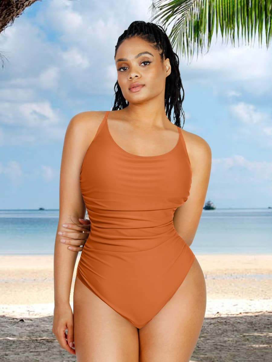 swim1-oranje Vrouw in oranje geplooid shaping badpak op het strand.