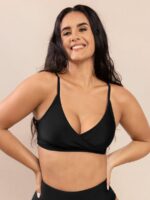 Vrouw in zwarte tweedelige set, studio vooraanzicht.